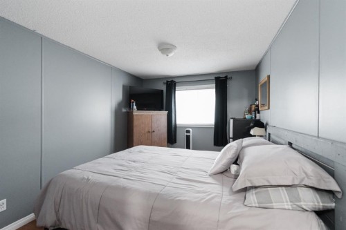 103 Hunter Place, Fort Mcmurray, AB - Indoor Photo Showing Bedroom
