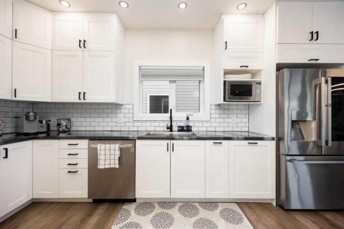 314 Pacific Crescent, Fort Mcmurray, AB - Indoor Photo Showing Kitchen With Double Sink With Upgraded Kitchen