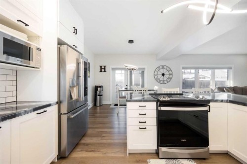 314 Pacific Crescent, Fort Mcmurray, AB - Indoor Photo Showing Kitchen With Upgraded Kitchen