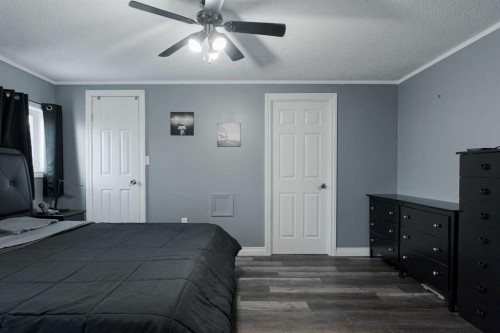 160 Grandview Crescent, Fort Mcmurray, AB - Indoor Photo Showing Bedroom