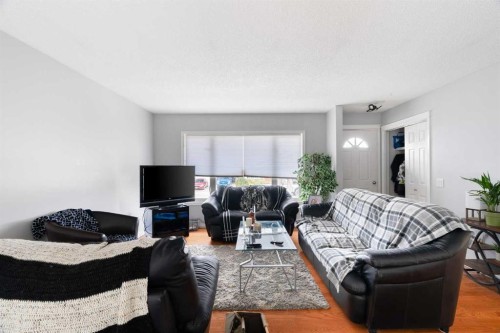 136 Beaumont Crescent, Fort Mcmurray, AB - Indoor Photo Showing Living Room