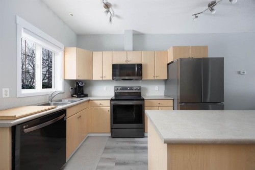 5109-200 Lougheed Drive, Fort Mcmurray, AB - Indoor Photo Showing Kitchen With Double Sink