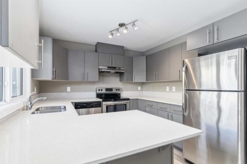 53-401 Athabasca Avenue, Fort Mcmurray, AB - Indoor Photo Showing Kitchen With Double Sink With Upgraded Kitchen
