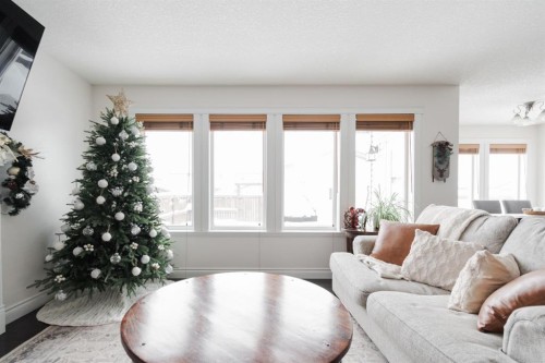 149 Magpie Street, Fort Mcmurray, AB - Indoor Photo Showing Living Room