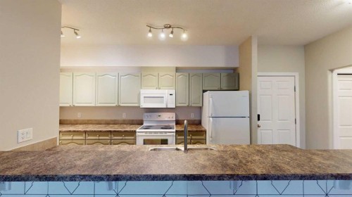 304-290 Plamondon Drive, Fort Mcmurray, AB - Indoor Photo Showing Kitchen