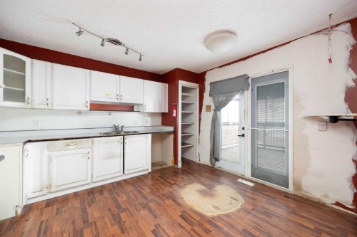 204 Tundra Drive, Fort Mcmurray, AB - Indoor Photo Showing Kitchen