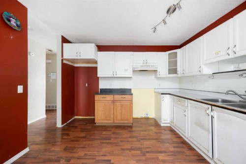 204 Tundra Drive, Fort Mcmurray, AB - Indoor Photo Showing Kitchen