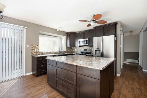 189 Ross Haven Drive, Fort Mcmurray, AB - Indoor Photo Showing Kitchen With Upgraded Kitchen