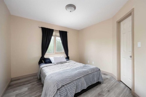 25 Freestone Way, Saprae Creek, AB - Indoor Photo Showing Bedroom