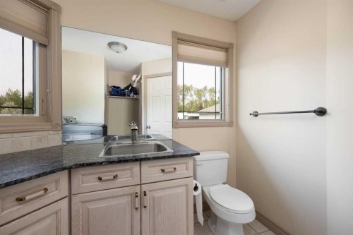 25 Freestone Way, Saprae Creek, AB - Indoor Photo Showing Bathroom