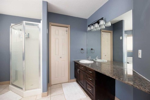 25 Freestone Way, Saprae Creek, AB - Indoor Photo Showing Bathroom