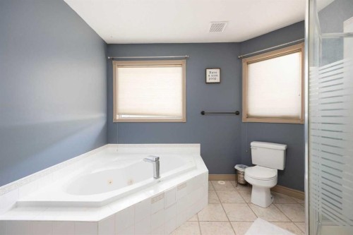 25 Freestone Way, Saprae Creek, AB - Indoor Photo Showing Bathroom