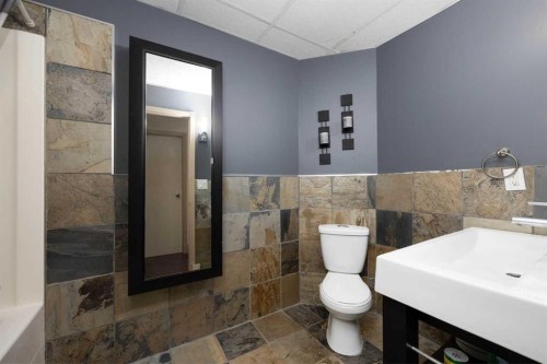 25 Freestone Way, Saprae Creek, AB - Indoor Photo Showing Bathroom