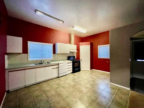 25 Freestone Way, Saprae Creek, AB - Indoor Photo Showing Kitchen With Double Sink