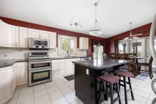 25 Freestone Way, Saprae Creek, AB - Indoor Photo Showing Kitchen