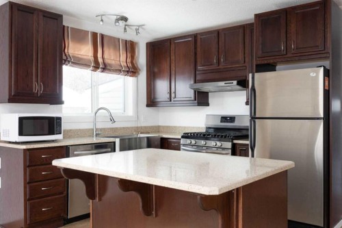 164 Wolverine Drive, Fort Mcmurray, AB - Indoor Photo Showing Kitchen With Stainless Steel Kitchen With Upgraded Kitchen