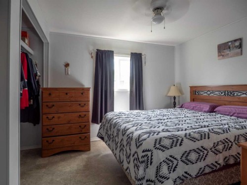 129 Grey Crescent, Fort Mcmurray, AB - Indoor Photo Showing Bedroom
