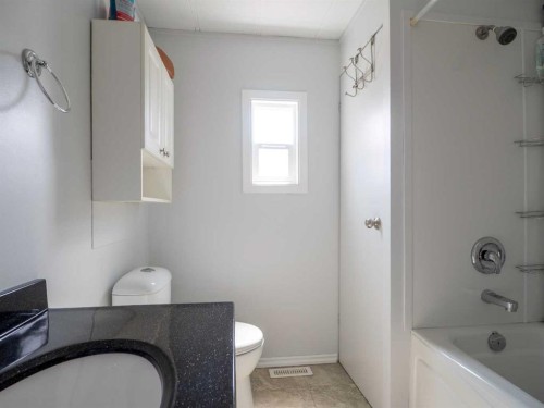 129 Grey Crescent, Fort Mcmurray, AB - Indoor Photo Showing Bathroom