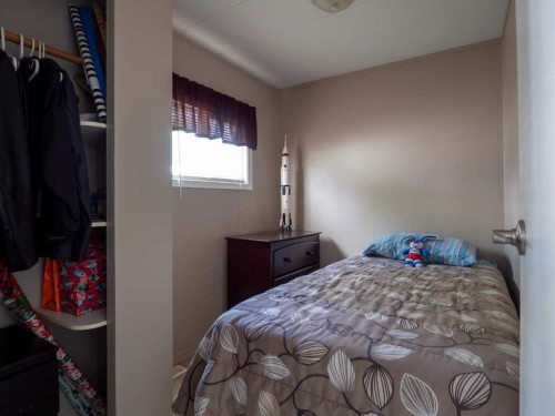 129 Grey Crescent, Fort Mcmurray, AB - Indoor Photo Showing Bedroom