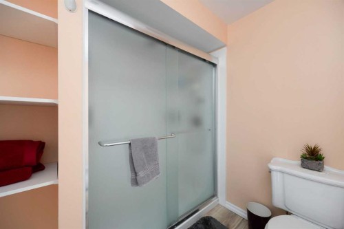 9 Bennett Crescent, Fort Mcmurray, AB - Indoor Photo Showing Bathroom