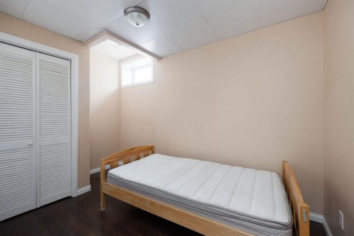 293 Grenfell Crescent, Fort Mcmurray, AB - Indoor Photo Showing Bedroom