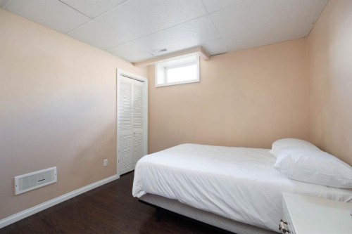 293 Grenfell Crescent, Fort Mcmurray, AB - Indoor Photo Showing Bedroom