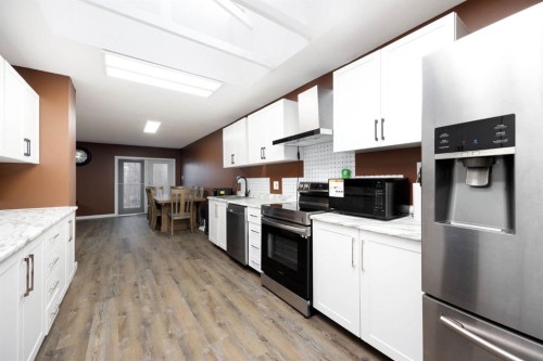 1089 Timberline Drive, Fort Mcmurray, AB - Indoor Photo Showing Kitchen