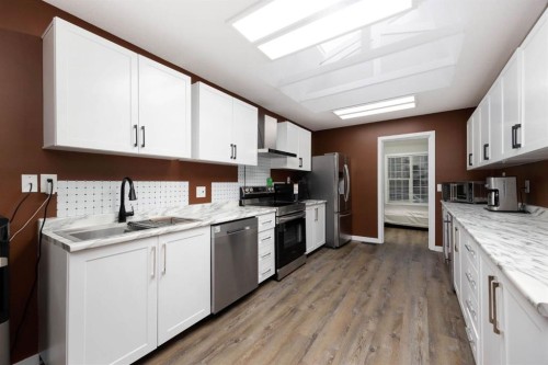1089 Timberline Drive, Fort Mcmurray, AB - Indoor Photo Showing Kitchen