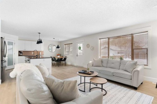 209 Parry Crescent, Fort Mcmurray, AB - Indoor Photo Showing Living Room