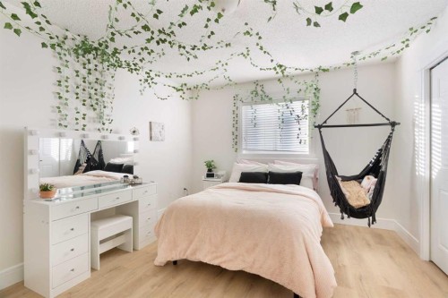 209 Parry Crescent, Fort Mcmurray, AB - Indoor Photo Showing Bedroom