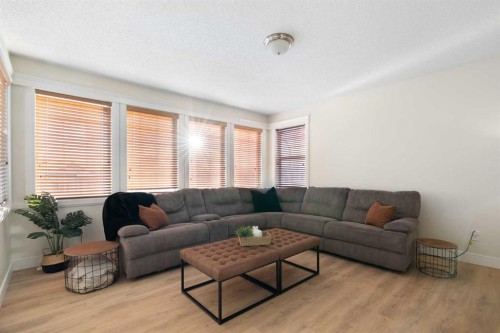 209 Parry Crescent, Fort Mcmurray, AB - Indoor Photo Showing Living Room