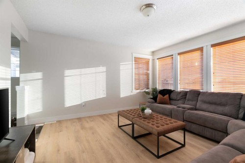 209 Parry Crescent, Fort Mcmurray, AB - Indoor Photo Showing Living Room