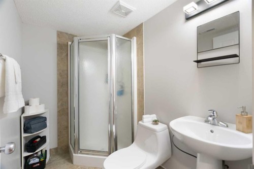 209 Parry Crescent, Fort Mcmurray, AB - Indoor Photo Showing Bathroom