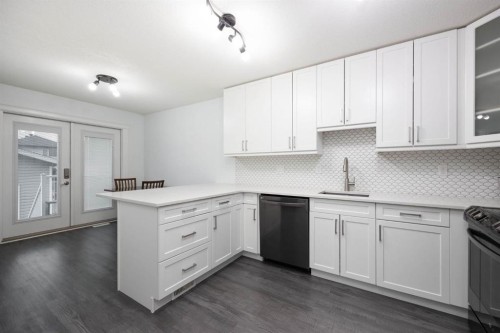 140 Lynx Crescent, Fort Mcmurray, AB - Indoor Photo Showing Kitchen