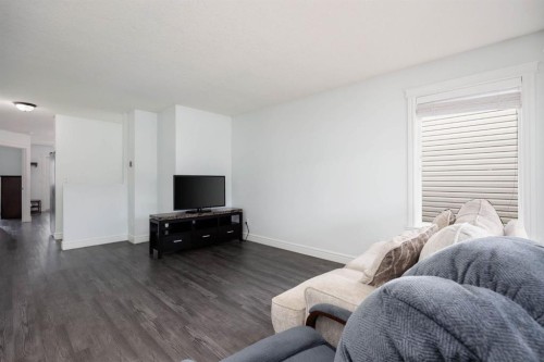 140 Lynx Crescent, Fort Mcmurray, AB - Indoor Photo Showing Living Room