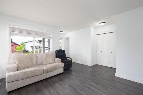 140 Lynx Crescent, Fort Mcmurray, AB - Indoor Photo Showing Living Room