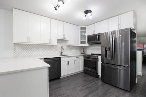 140 Lynx Crescent, Fort Mcmurray, AB - Indoor Photo Showing Kitchen