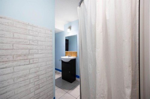 116 Wallace Place, Fort Mcmurray, AB - Indoor Photo Showing Bathroom