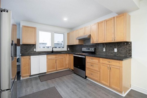 116 Wallace Place, Fort Mcmurray, AB - Indoor Photo Showing Kitchen With Stainless Steel Kitchen