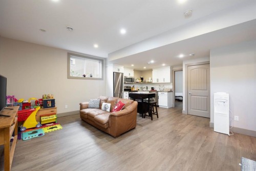 457 Walnut Crescent, Fort Mcmurray, AB - Indoor Photo Showing Living Room