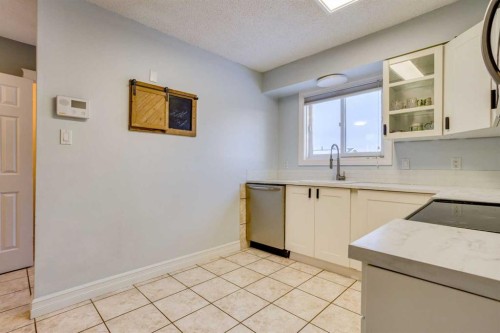 148 Silvertip Place, Fort Mcmurray, AB - Indoor Photo Showing Kitchen