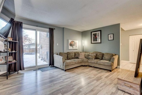 148 Silvertip Place, Fort Mcmurray, AB - Indoor Photo Showing Living Room