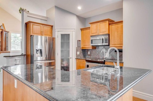 176 Maple Leaf Lane, Fort Mcmurray, AB - Indoor Photo Showing Kitchen With Stainless Steel Kitchen With Double Sink With Upgraded Kitchen
