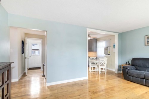 129 Ermine Crescent, Fort Mcmurray, AB - Indoor Photo Showing Living Room