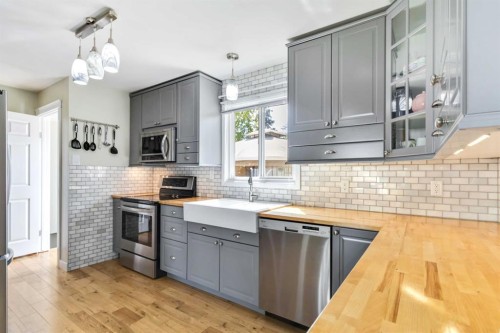 129 Ermine Crescent, Fort Mcmurray, AB - Indoor Photo Showing Kitchen With Stainless Steel Kitchen With Upgraded Kitchen