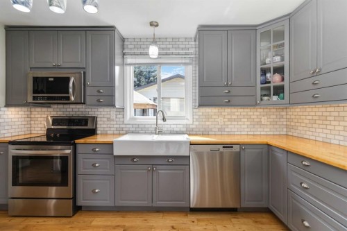 129 Ermine Crescent, Fort Mcmurray, AB - Indoor Photo Showing Kitchen With Upgraded Kitchen