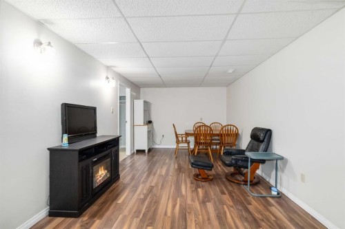 129 Ermine Crescent, Fort Mcmurray, AB - Indoor Photo Showing Other Room