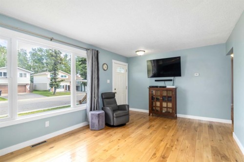129 Ermine Crescent, Fort Mcmurray, AB - Indoor Photo Showing Living Room