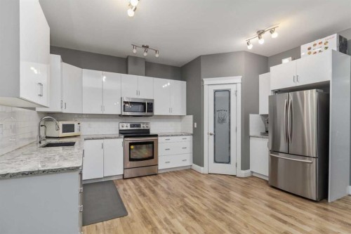 113 Heritage Drive, Fort Mcmurray, AB - Indoor Photo Showing Kitchen With Upgraded Kitchen