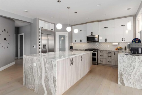 145 Cobblestone Bay, Fort Mcmurray, AB - Indoor Photo Showing Kitchen With Upgraded Kitchen